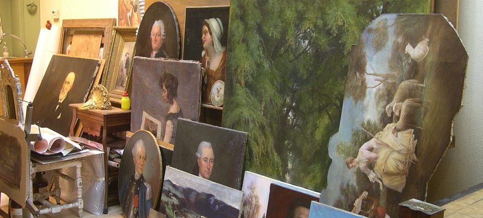 Ensemble de peintures sur toile dans l’atelier